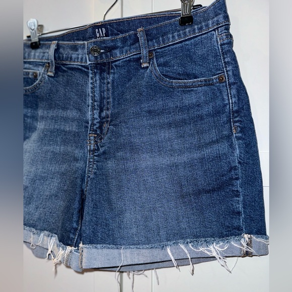 GAP WOMENS SHORTS 30” Waist Denim Jeans Cuffed Fraying size 5/6 EUC! - Picture 2 of 5